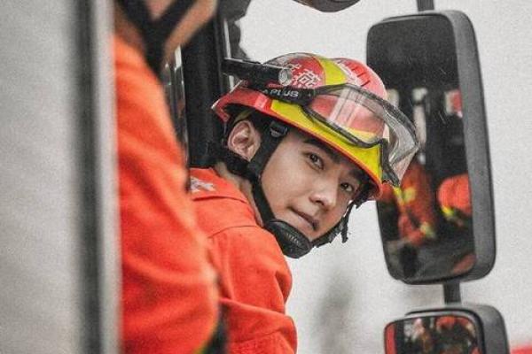 杨洋命理揭秘：影响事业与感情的关键因素