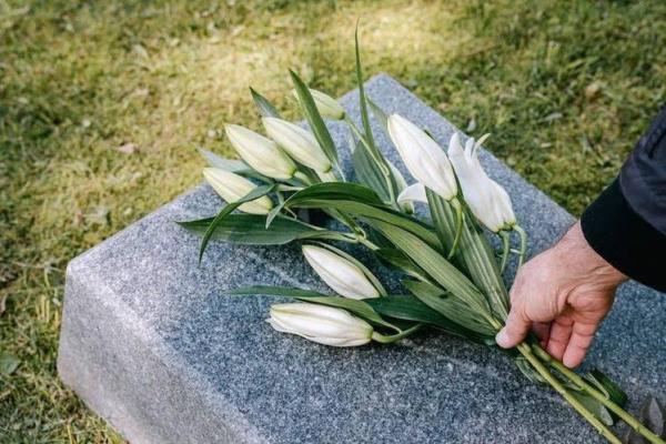 解读梦到死人背后的兆头 从心理学角度探究