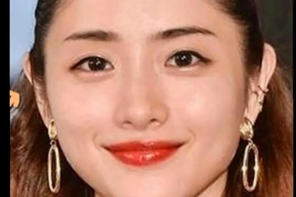 细柔发丝映面相，命运多舛显智慧