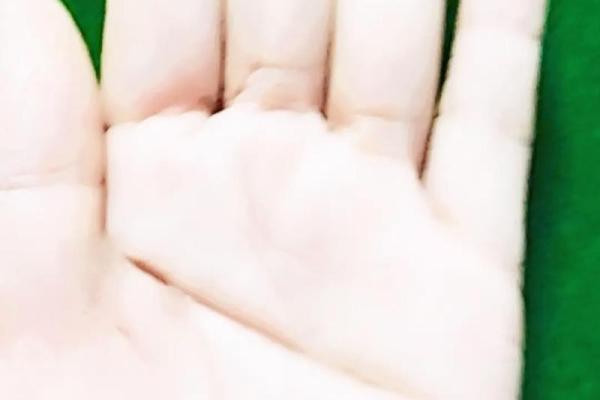 神秘断掌女：揭秘手相中的独特魅力