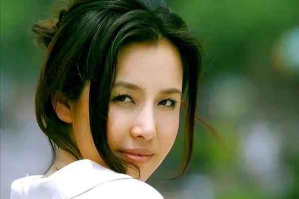 惊！她面相丑陋却成为网络爆款女神！