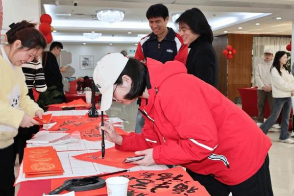 春节习俗新风尚，团圆美满度佳节