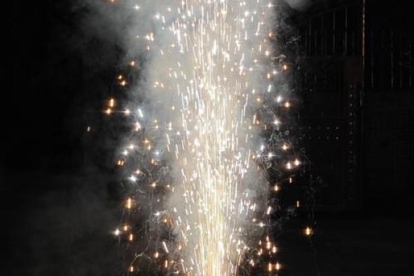 春节：红包传喜气，烟花映夜空